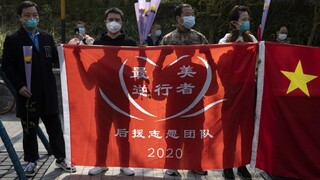 V Číne si uctili obete koronavírusu, čísla nakazených klesajú