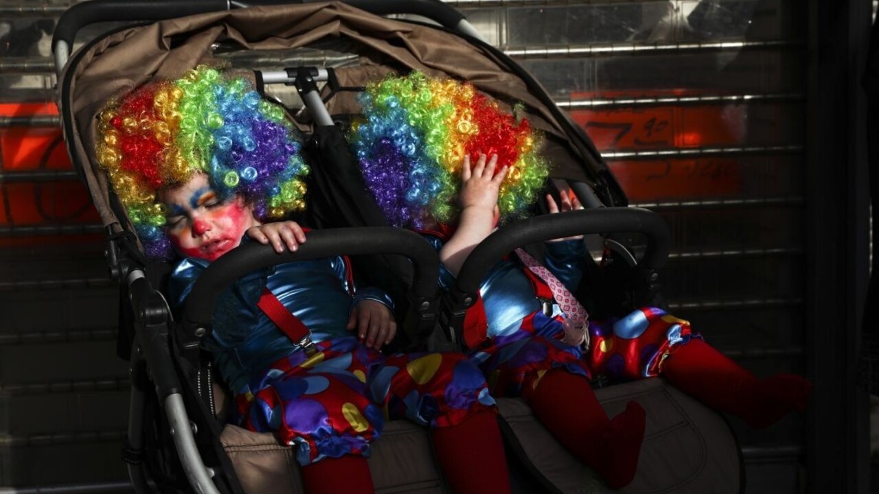 S vírusom budú žiť do smrti. Dvojičky pomenovali Corona a Covid