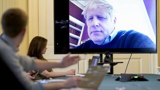 Johnson má stále príznaky a vysokú teplotu. Hospitalizovali ho