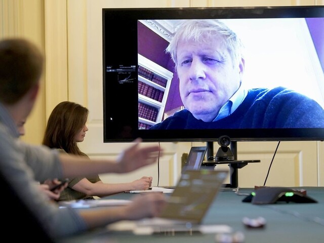 Johnson má stále príznaky a vysokú teplotu. Hospitalizovali ho
