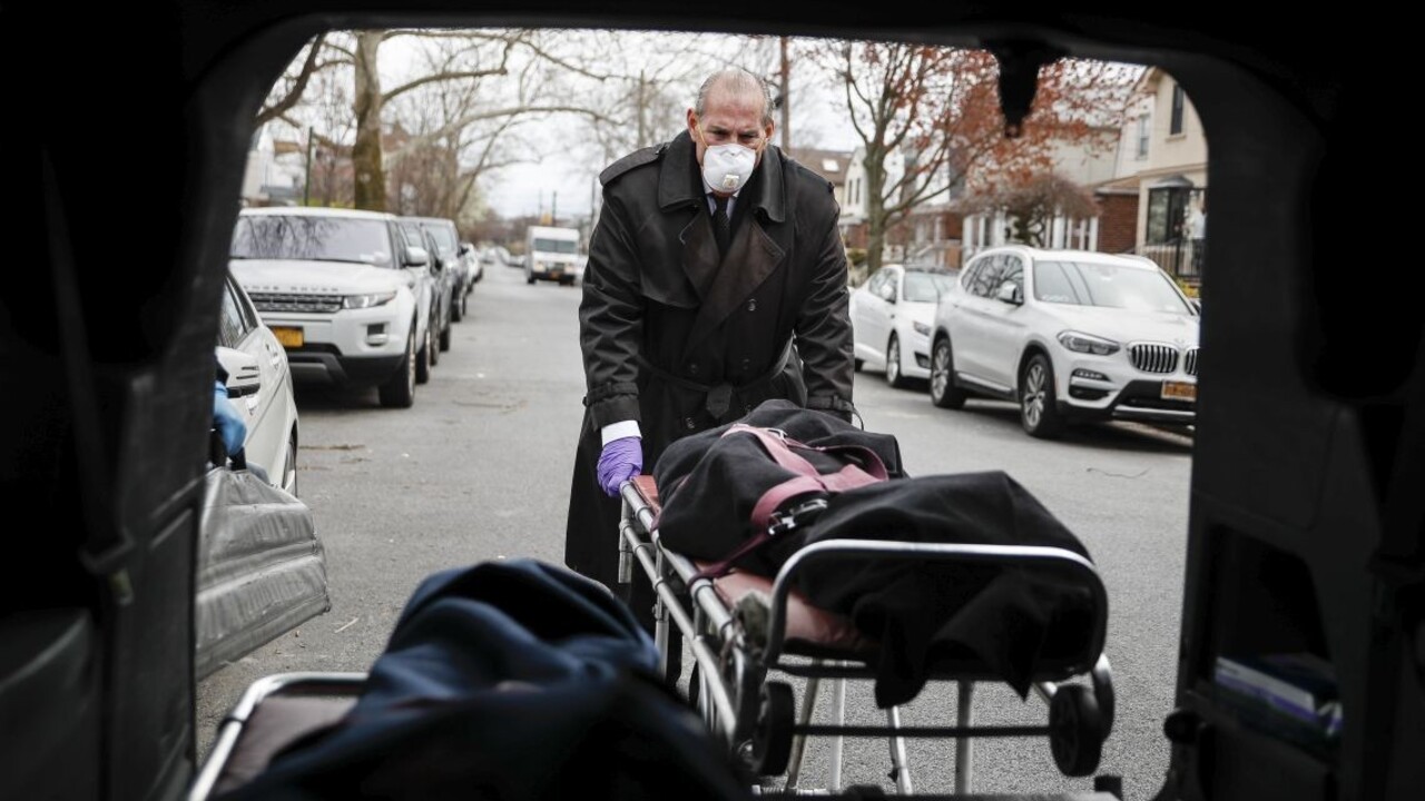 Z USA hlásia stovky obetí, v štáte New York zvažujú masové hroby