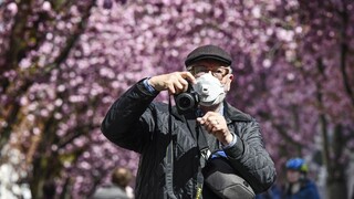 Zatiaľ najväčšia skúška, tvrdí Merkelová. Nemecko zvažuje povinné rúška