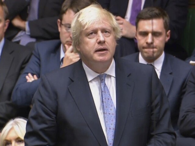 Johnson zostáva v nemocnici, pľúcnu ventiláciu zatiaľ nepotrebuje