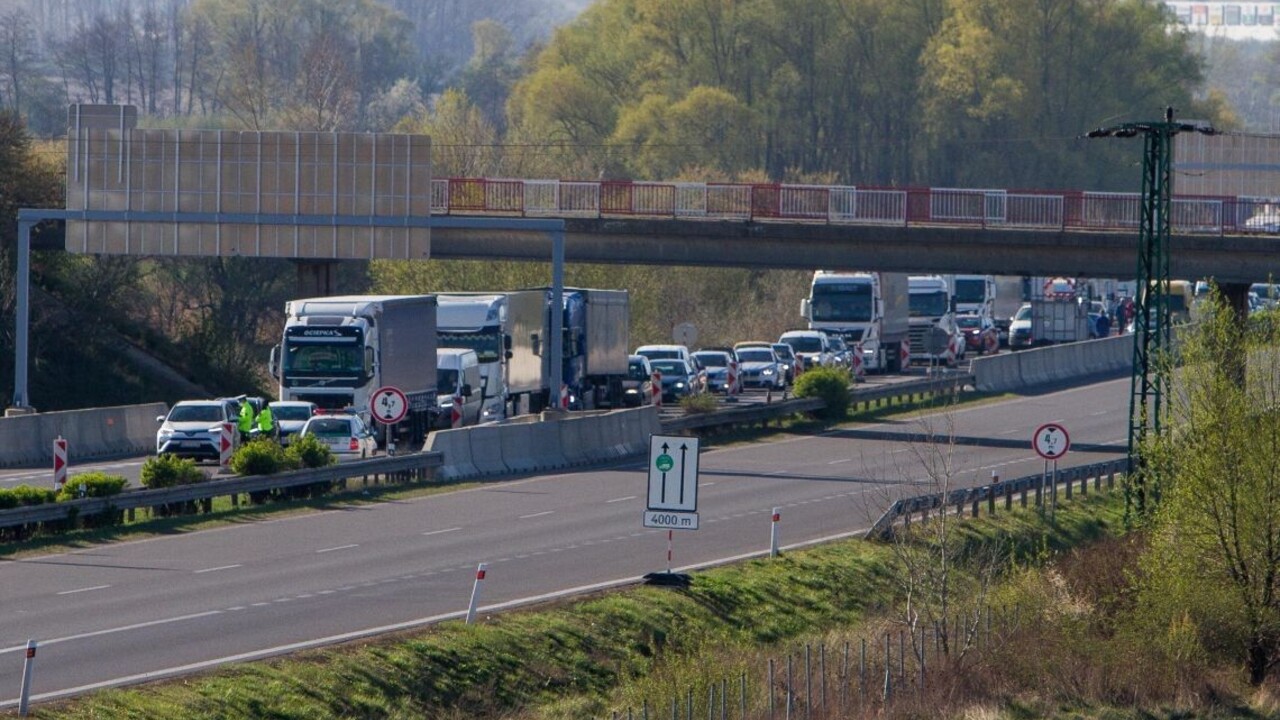 Cesty i diaľnice sú paralyzované, čakanie môže trvať hodiny