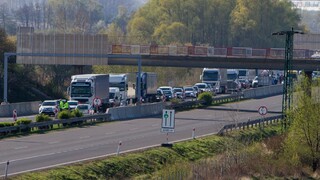 Cesty i diaľnice sú paralyzované, čakanie môže trvať hodiny