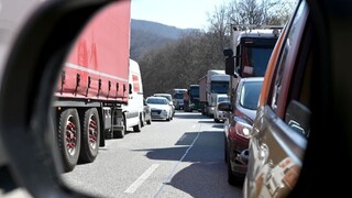 Pre kontroly kolabuje zásobovanie. Podľa premiéra sa vymkli z rúk