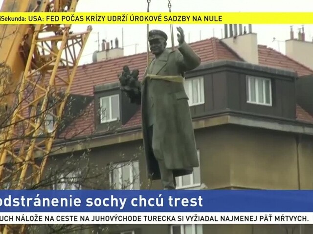 Z námestia v Prahe odstránili sochu Koneva, Rusi hrozia trestom