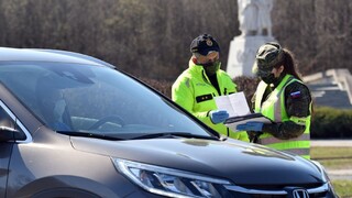 Policajné kontroly na cestách pokračujú, po kolapse ich upravili