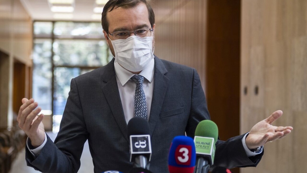 Do karantény môžu ísť celé oblasti, varuje minister zdravotníctva