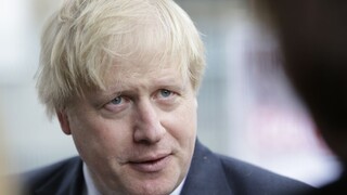 Zdravotný stav Johnsona sa zlepšuje, v Británii obete pribúdajú
