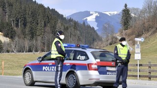 Rakúsko zaviedlo kontroly hraníc, cudzinci musia mať potvrdenie