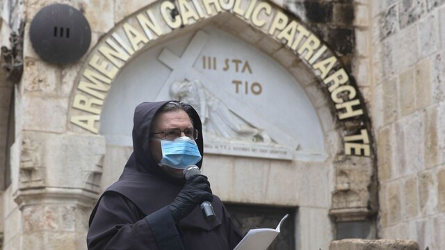 Via Dolorosa zostala bez pútnikov, prešli ju iba františkánski mnísi