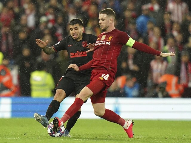 Viacerí futbalisti Premier League sa vzdali časti platov