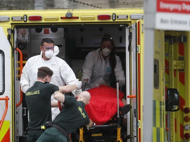 Británia hlási smutné čísla, nákaze podľahol rekordný počet ľudí