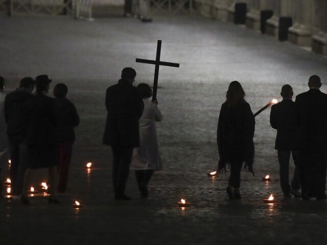 Krížová cesta z Námestia svätého Petra vo Vatikáne