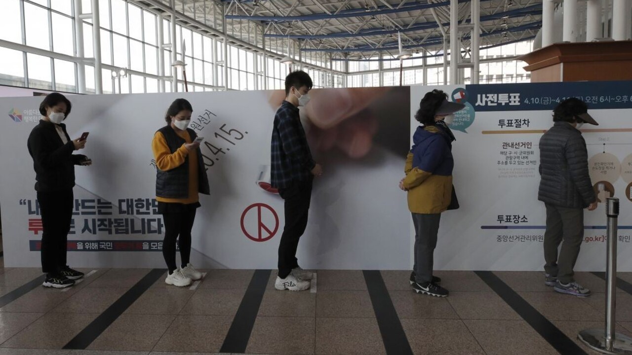 Kórea zavedie elektronické náramky, pomôžu v boji s vírusom