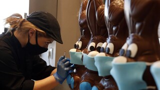 Rúška nosia už aj veľkonočné zajace. Je o ne veľký záujem