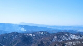 V ťažko dostupnom teréne vypukol požiar, vyslali desiatky hasičov
