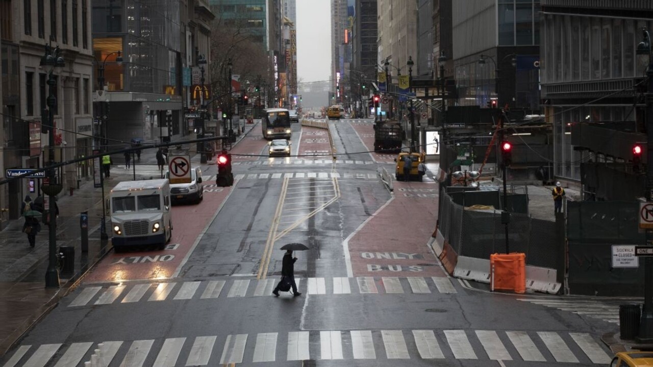 Nákaze podľahli desaťtisíce. V USA a Taliansku je stále najviac obetí