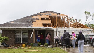 Tornáda s búrkami zničili domy a brali životy, hrozia ďalšie