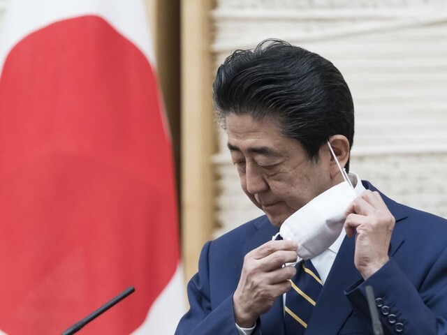 Premiér ukázal, ako trávi karanténu. Video Japoncov pobúrilo