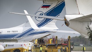 Priviezli tony materiálu z Číny, rozvezú ho v rámci operácie Kuriér