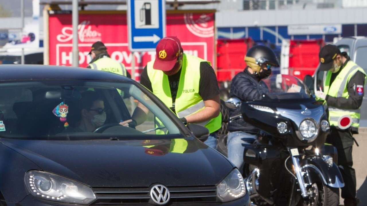 Kontroly zo slovenských hraníc nezmiznú, vláda ich predĺžila