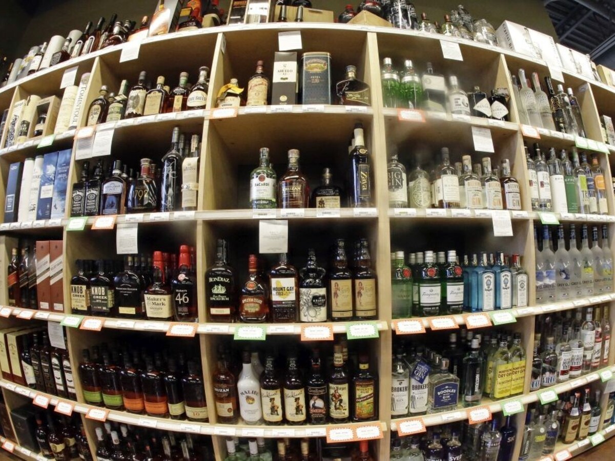 Alkohol proti nákaze nepomáha. Práve naopak, varuje WHO