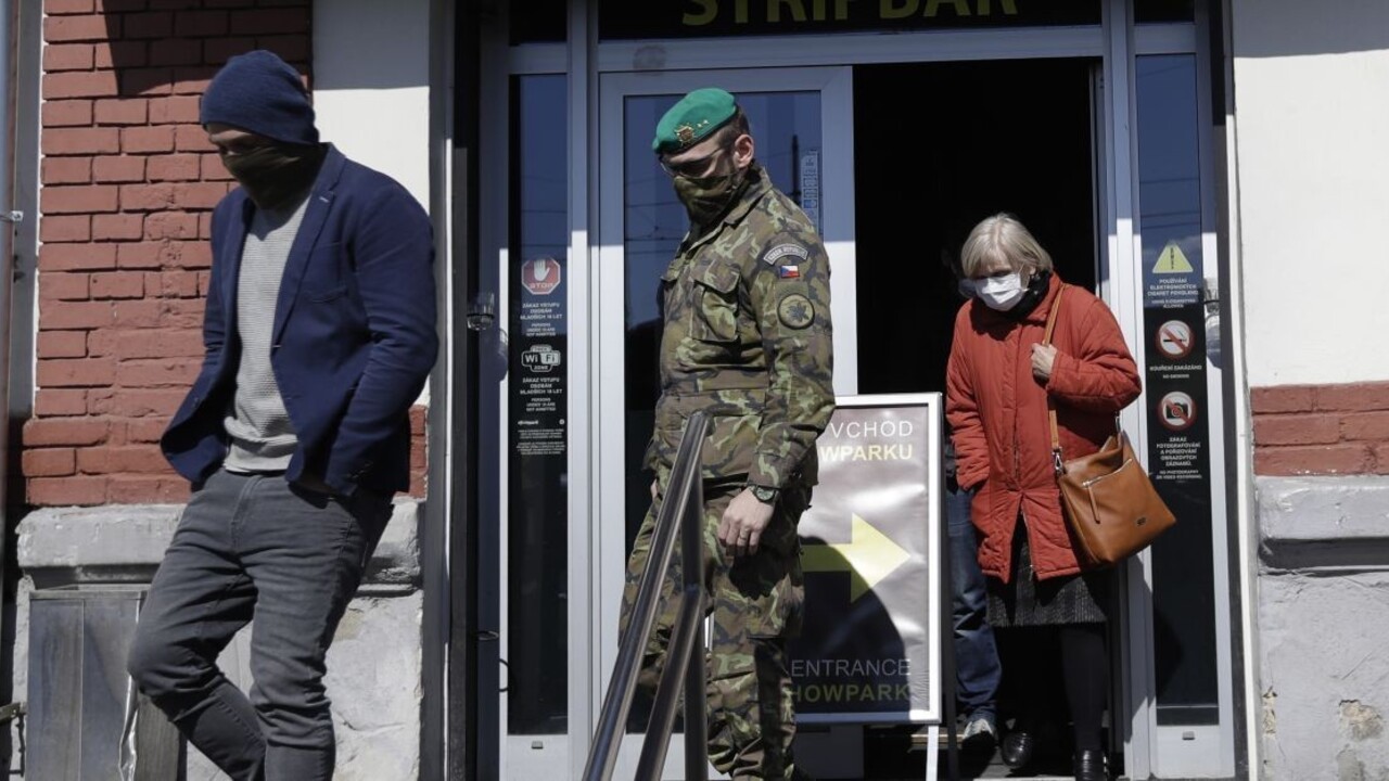 Rúška zostanú. ČR uvoľní obmedzenia postupne v piatich fázach