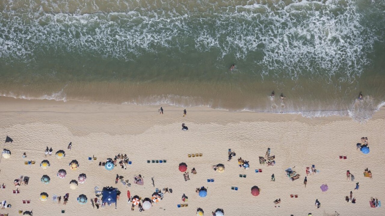 Nahé telá s rúškami. Nudapláž v ČR získala celosvetovú pozornosť