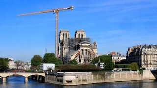 Katedrála Notre-Dame stále nemá strechu, práce zastavil koronavírus