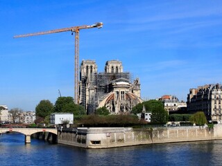 Katedrála Notre-Dame stále nemá strechu, práce zastavil koronavírus