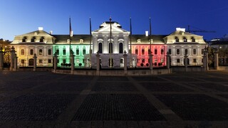 Palác prezidentky rozsvietili vo farbe trikolóry, na znak solidarity
