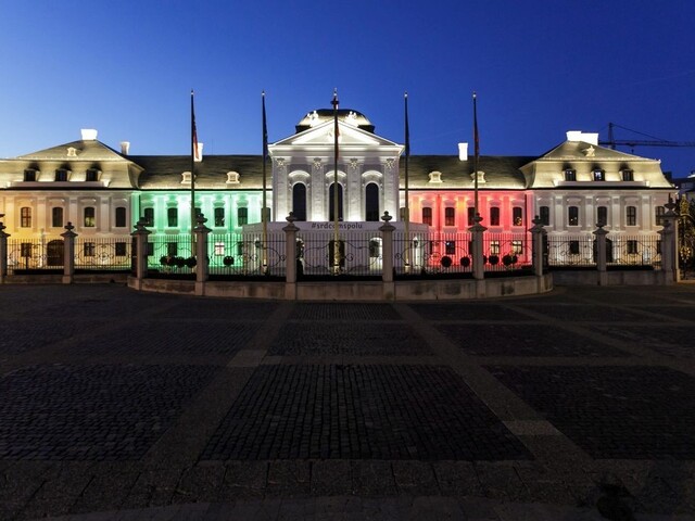 Palác prezidentky rozsvietili vo farbe trikolóry, na znak solidarity