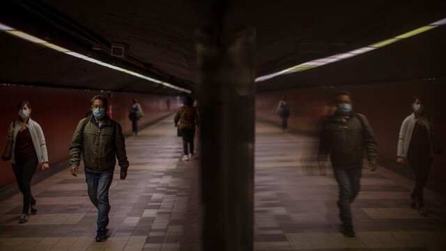 Španieli majú 19.000 obetí, v Barcelone chcú oslobodiť zavreté deti
