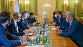 Premiér diskutoval s odborníkmi, ako otvoriť našu ekonomiku