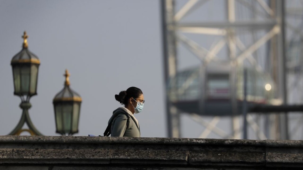 Veľkej Británii pribudli stovky obetí, niektorých testovali viackrát