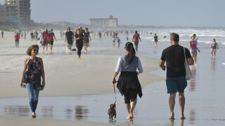 V USA uvoľňujú opatrenia. Na Floride ľudia zaplnili pláže a parky