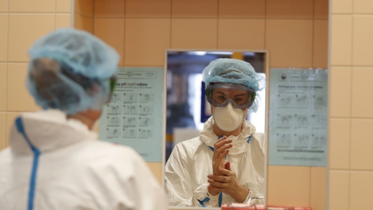 V ČR nepribudli nové úmrtia. Vyše 1200 nakazených sa uzdravilo