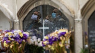 Mestečko porušilo zákaz, na pohreb starostu prišli stovky ľudí