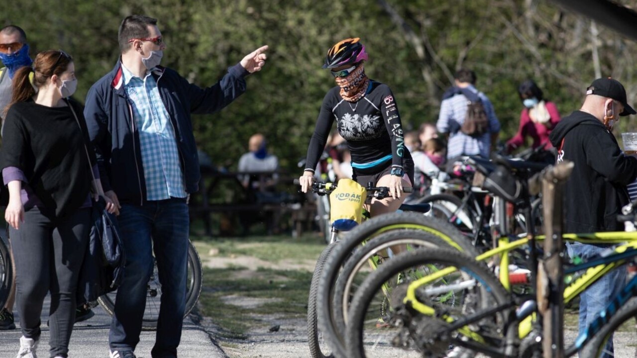 Pribúda ľudí, ktorí si skladajú rúška, varujú bratislavskí starostovia