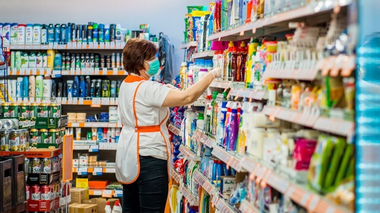obchod predajňa rúško supermarket predavačka obchod 1140 px (SITA/COOP Jednota Krupina)