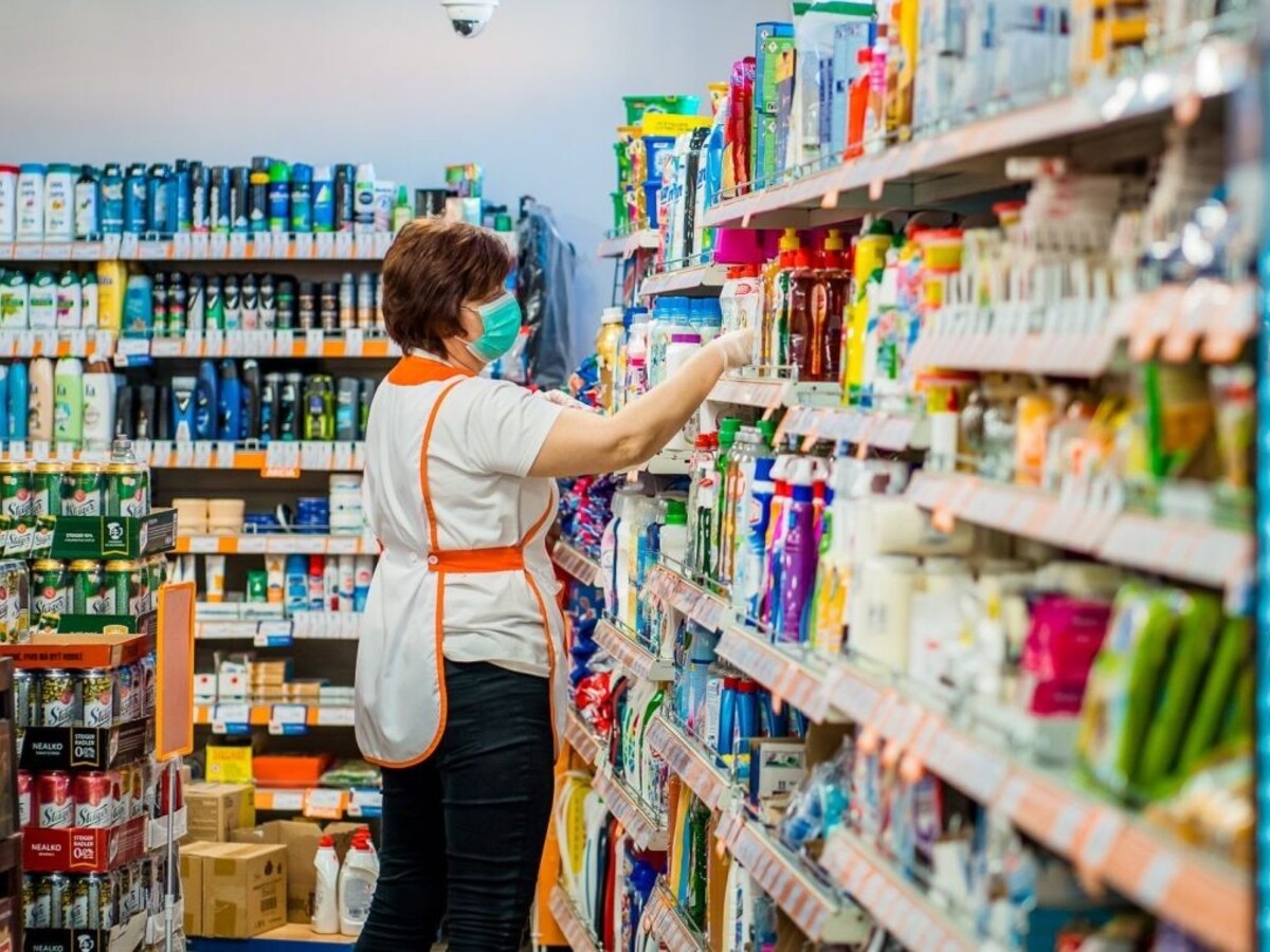 obchod predajňa rúško supermarket predavačka obchod 1140 px (SITA/COOP Jednota Krupina)