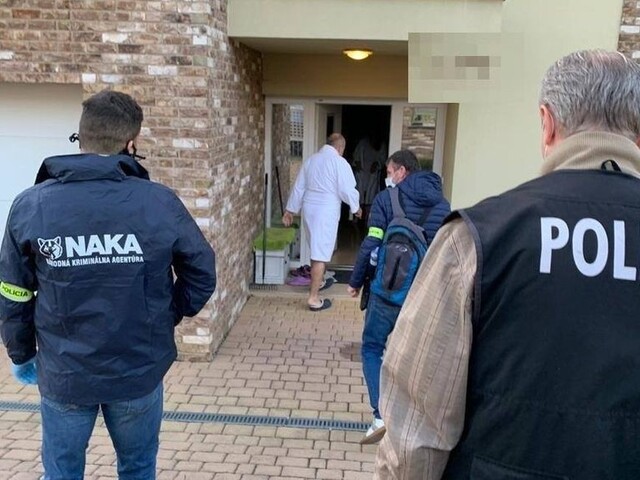 NAKA zasiahla u exšéfa hmotných rezerv, odviedli ho v putách