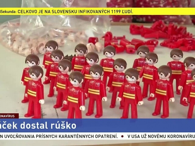 Rúško nosí aj legendárna postavička, ľudí rozveseľujú akrobati
