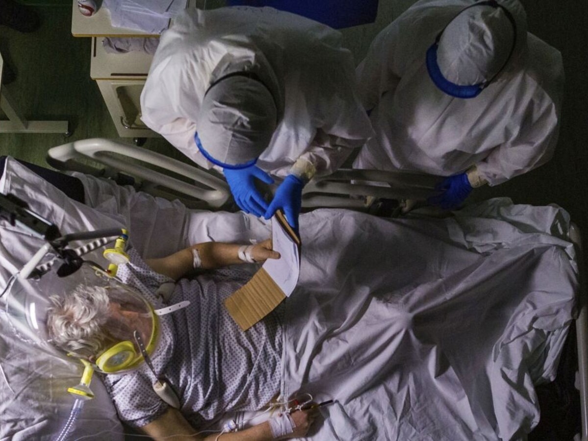 Už nemusia rozhodovať o smrti, Talianom konečne stačia respirátory