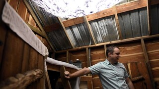 Lekár bojuje s nákazou, rodinu chráni netradičným spôsobom