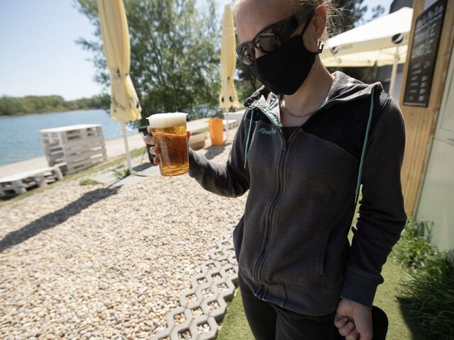Pivo na pláži i vstup po jednom. Takto vyzerá otváranie prevádzok
