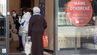 Odevy si v otvorených obchodoch skúšať nemôžete, obuv však áno