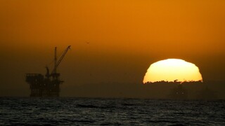 Kolaps pokračuje, výrazne zlacnela aj severomorská ropa